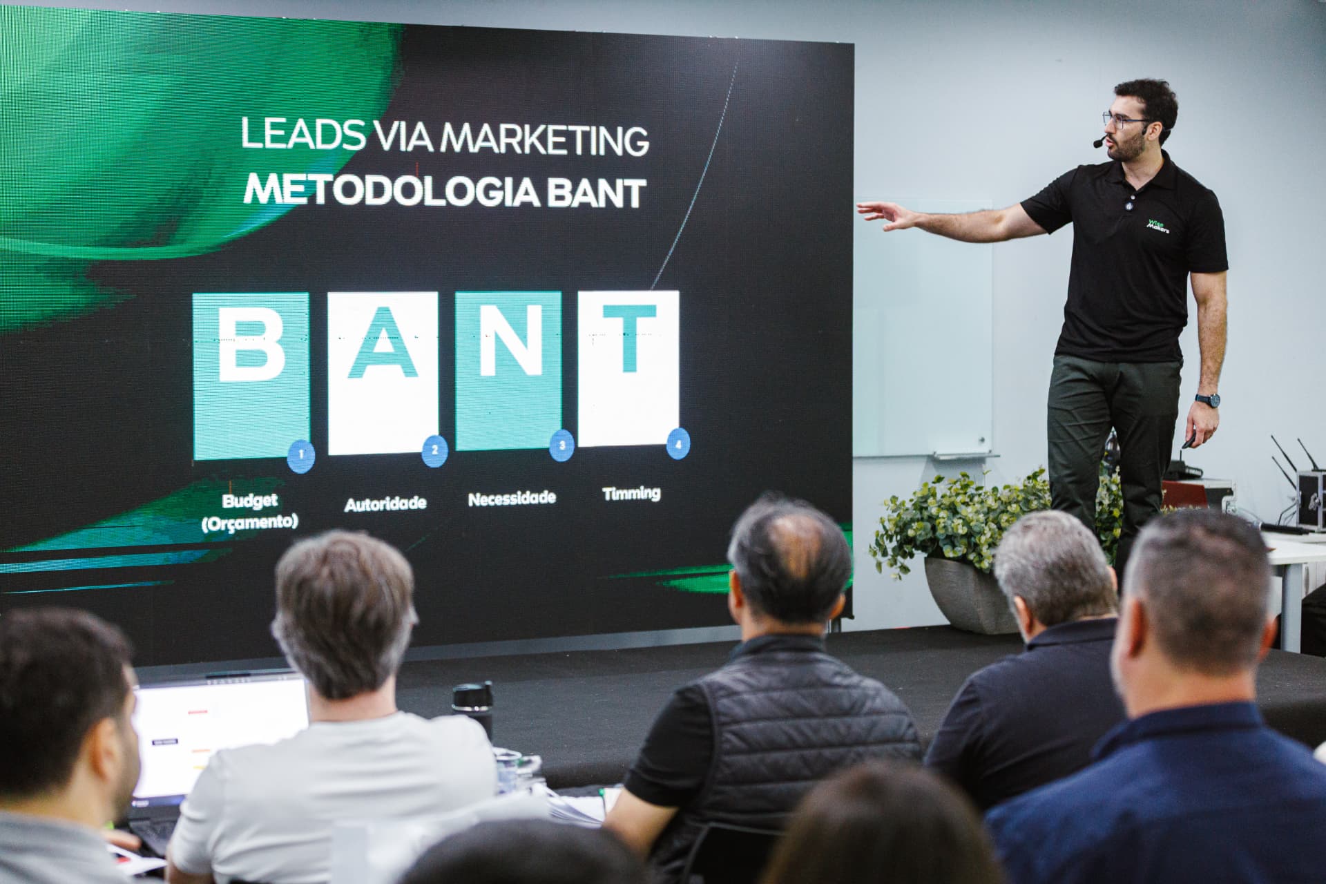 Consultor da Wise Makers apresentando a metodologia BANT para empresários em treinamento presencial