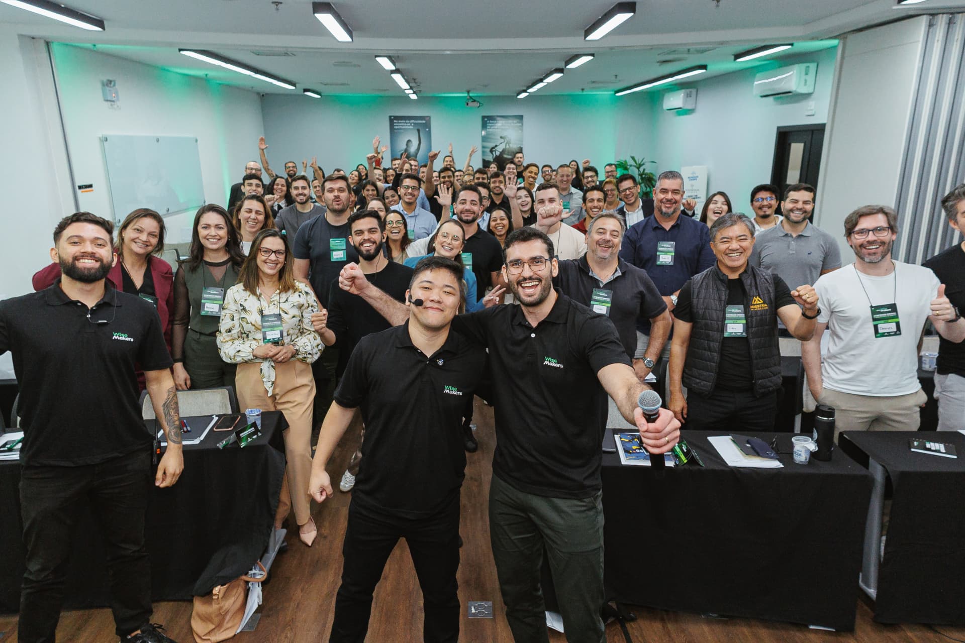 Turma da imersão Wise Makers reunida em sala com a equipe à frente
